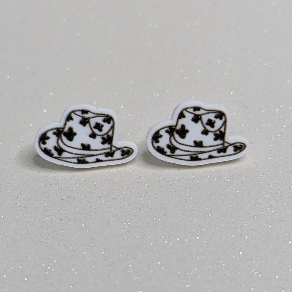 Cowboy hat cow print white and black acrylic stud earrings - Picture 4 of 7